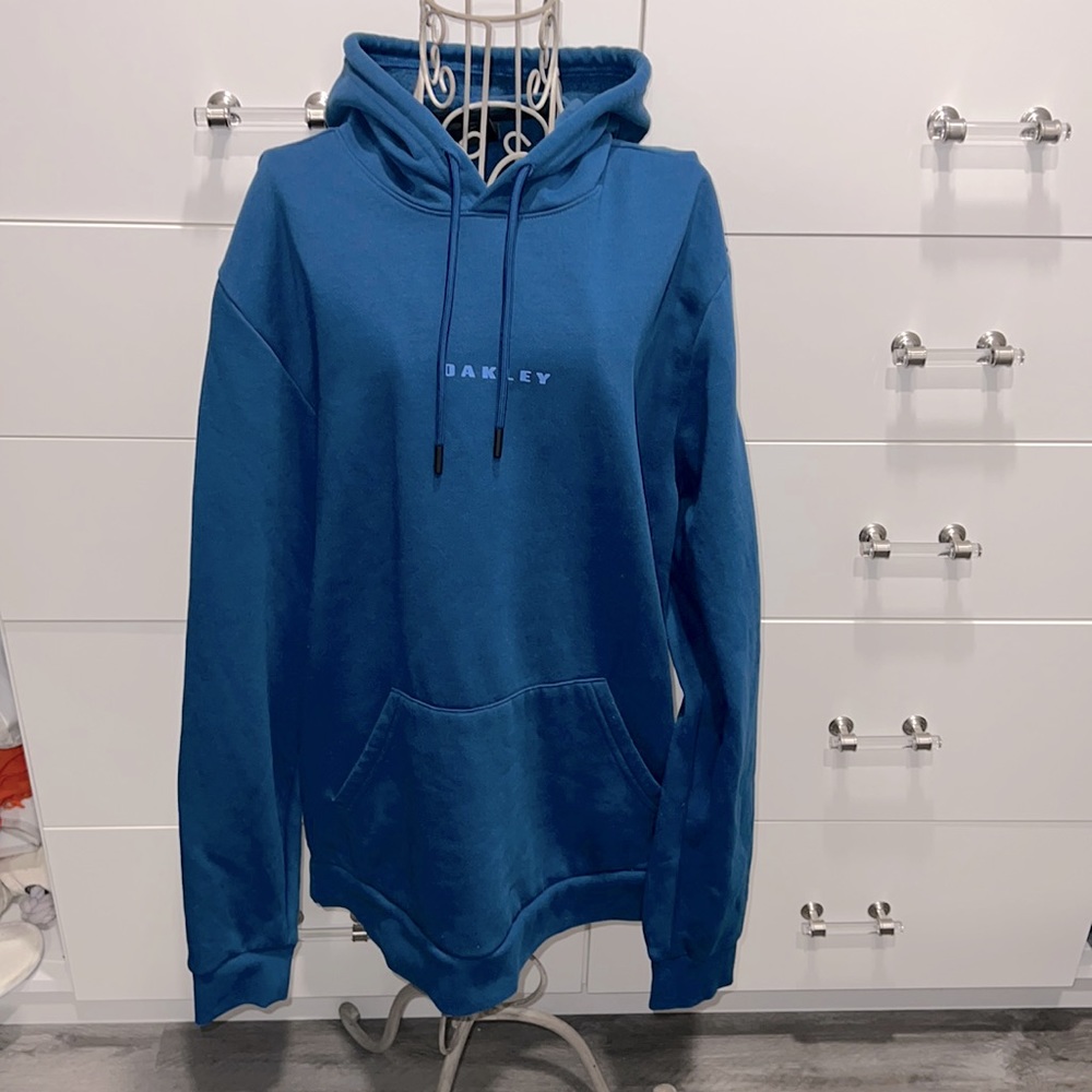 Oakley hoodie with adjustable drawstring, size L